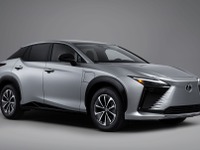 レクサス『RZ』改良新型、米国発売へ…「プラグ&チャージ」機能搭載 画像