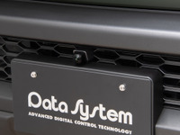 専用カバーでスッキリデザイン、データシステムから『ジムニー』用マルチVIEWフロントカメラキット発売 画像