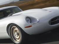 「930kg 430馬力は普通にバケモン」超軽量スポーツカーに生まれ変わったジャガーの名車がSNSで話題に 画像