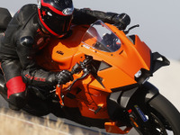 【KTM 990RC R 試乗】エキサイティングかつ、人間が操ることができる「良い境界線」…鈴木大五郎 画像