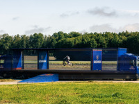 自動運転トラック2台の間を自転車で飛び越える、世界初の挑戦に成功…スカニア 画像