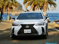 レクサス『UX300h』一部改良、64色イルミネーションで室内を彩る…490万3000円から 画像