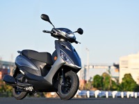 【ヤマハ アクシスZ 試乗】最軽量か、ゆとりか。「シグナス」と「ジョグ」の間で光る「王道コミューター」の姿…伊丹孝裕 画像