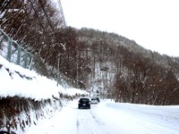雪道でノーマルタイヤは制動距離が大幅増！…JAFが年末年始の対策を呼びかけ 画像