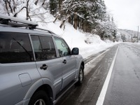凍結路面の走り方とブラックアイスバーンの見分け方…関越道で多重衝突 画像