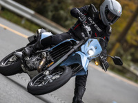 【スズキ DR-Z4SM 試乗】手強すぎず、優しすぎない、スーパーモタードの新たなカタチ…伊丹孝裕 画像