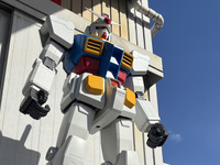 12分の1『ガンダム』が山陽道・福山SA上り線に登場、公式アパレル自販機も設置 画像