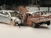 50年前の車と今の車と衝突テスト　米IIHSが実施 画像