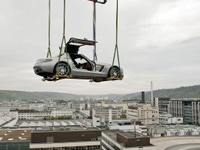 メルセデスベンツ SLS AMG、ガルウイングを広げ空から登場 画像