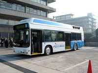 燃料電池バス『FCHV-BUS1』、霞が関で「発車オーライ!」 画像