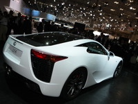 【東京モーターショー09】豊田自動織機、2つの軽量新素材がレクサス LFA に採用 画像