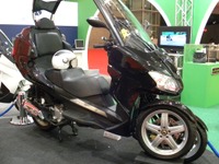 【東京モーターショー09】ADIVAからフロント2輪タイプの3輪車 画像