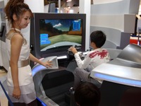 【東京モーターショー09】お通夜のような雰囲気かというと…人気ブースはここ！ 画像