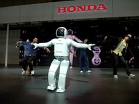 【東京モーターショー09】2年ぶりの晴れ舞台で頑張るホンダ ASIMO 画像