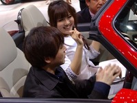 【東京モーターショー09】コンパニオンが来場者にコンタクト 画像