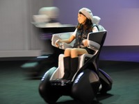 トヨタ、APECに i-REAL などを出展 画像