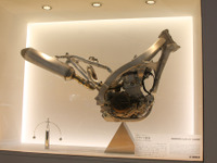 【東京モーターショー09】ヤマハ YZ450F の排気システムは逆転の発想 画像