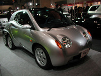 【オートサロン2003速報】由良拓也のハイブリッド6輪スポーツ、ベースは? 画像
