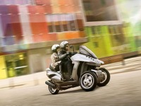 プジョーから3輪ハイブリッドスクーター…燃費は50km/リットル 画像