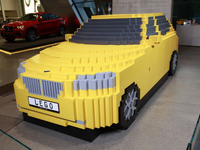LEGOで実物大SUV---世界に1台の X1 がBMW博物館に出現 画像