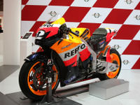【東京モーターショー09】ホンダ、気分はMotoGPライダー!? 画像