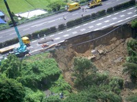 高速道路緊急点検---盛土のり面崩壊で 画像