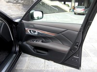 【日産 フーガ 新型発表】右ドアを内側から左手で開ける 画像