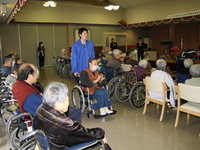 トヨタ車体、老人ホームに車いすを寄贈 画像