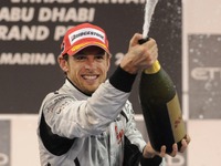 ブラウン首相、バトンを賞賛 画像