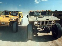 ドバイショック!! 軍用車ベースのSUVが突如、出現 画像
