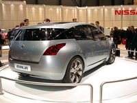 【ジュネーブショー2003写真蔵】日産『エバリア』と『Z』と『ティーノ』の関係 画像