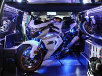 【東京オートサロン10】暗闇に栄える電飾！ 二輪車用トランポ 画像