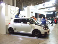 【東京オートサロン10】軽量、スパルタンな スイフト…HKS関西サービス 画像