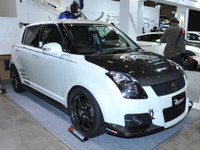 【東京オートサロン10ライブラリー】スイフト スポーツとランサー エヴォリューションX…横浜ゴム/HKSカンサイ 画像