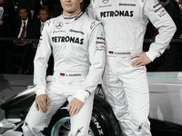 シューマッハ、新レーシングスーツで決意新た 画像