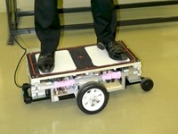 芝浦工大、スケボースタイルのモビリティ公開 画像