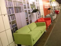 IKEAが地下鉄ホームをショールーム化？ 画像