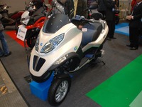 【東京モーターサイクルショー10】ピアジオのハイブリッド三輪車、投入延期か 画像