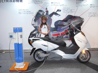 【東京モーターサイクルショー10】充電器を搭載した電動スクーター VX-1 画像