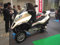 【東京モーターサイクルショー10】一般人が買える初のPHV?…ピアジオ MP3 画像