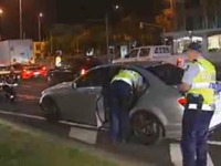 ［動画］ハミルトン、警察に身柄拘束…公道上で危険走行 画像