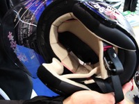 【東京モーターサイクルショー10】女性用のヘルメット…化粧で汚れにくい 画像