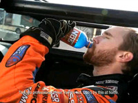 ［動画］ドリフト王者の妙技、ボトルのキャップを… 画像