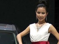 【北京モーターショー10】コンパニオン画像…背が高くて抜群のプロポーション 画像