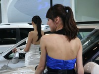 【北京モーターショー10】コンパニオン画像…背中で勝負 画像