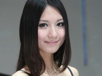 【北京モーターショー10】コンパニオン画像…はにかんだ笑顔にヤラレタ 画像