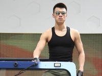 【北京モーターショー10】コンパニオン画像…女性だけじゃない 画像