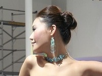 【北京モーターショー10】コンパニオン画像…脚線美の誘惑 画像