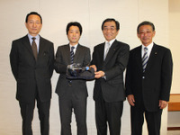 病気で欠損したイルカに人工尾びれ ブリヂストンが開発 画像