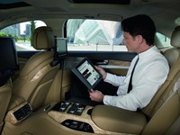 アウディ A8 新型、車内無線LANを装備 画像
